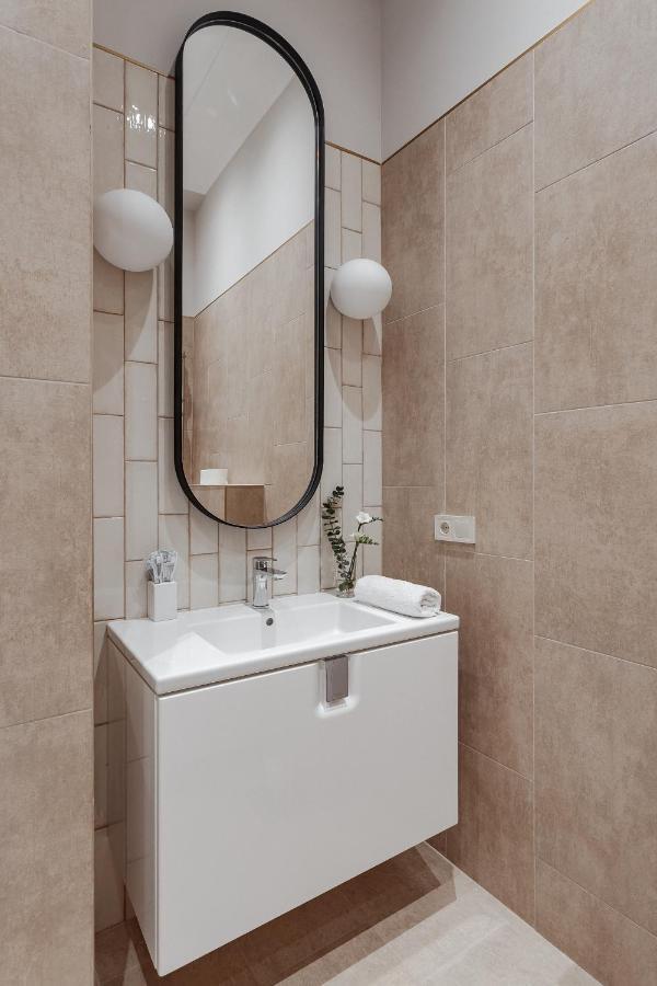 New! Luxury Apartment In The Center Of Odessa Overlooking Deribasovskaya Str. Low Price! エクステリア 写真
