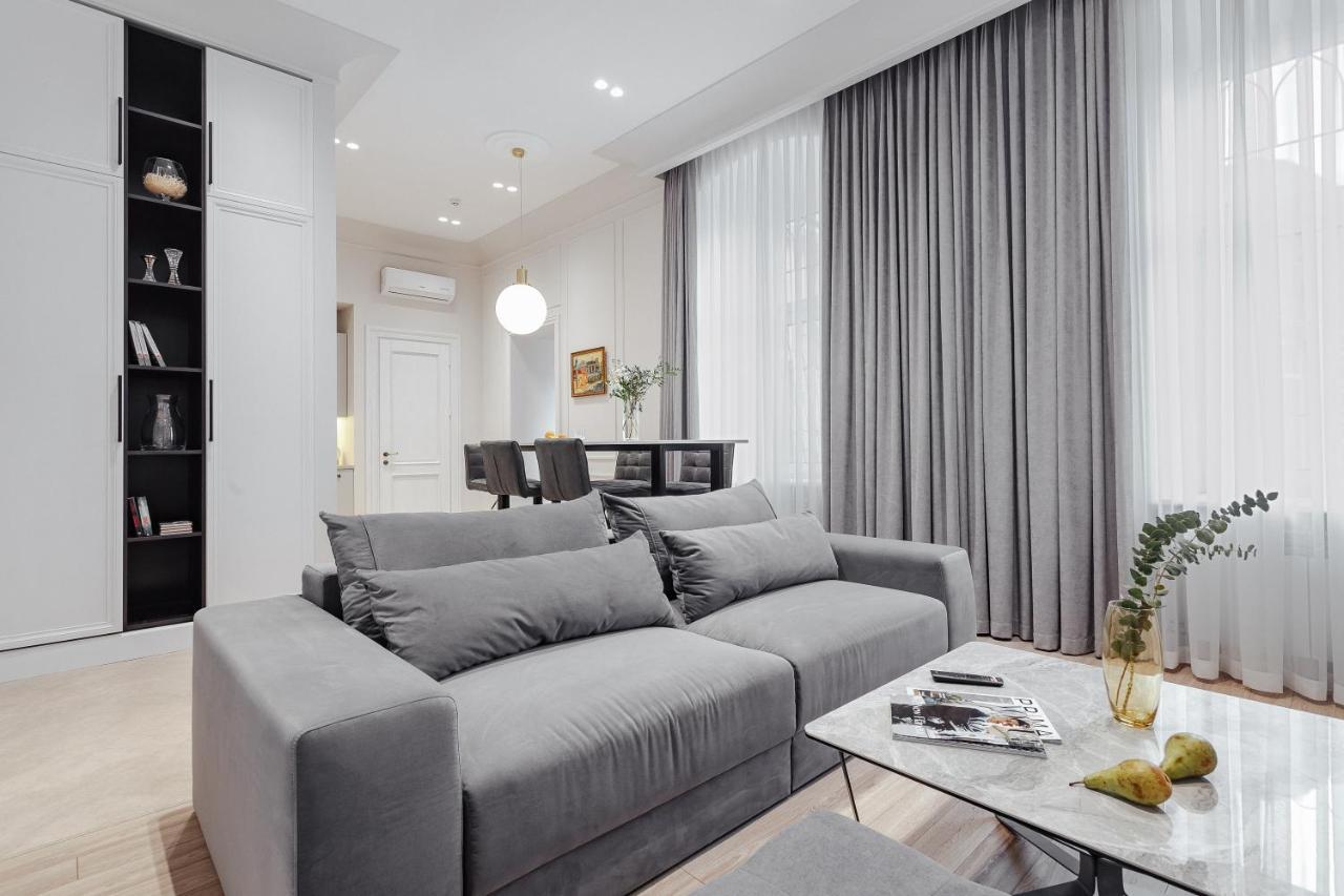 New! Luxury Apartment In The Center Of Odessa Overlooking Deribasovskaya Str. Low Price! エクステリア 写真