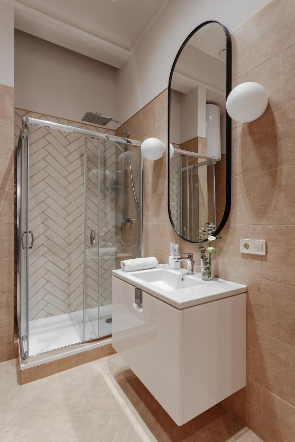 New! Luxury Apartment In The Center Of Odessa Overlooking Deribasovskaya Str. Low Price! エクステリア 写真